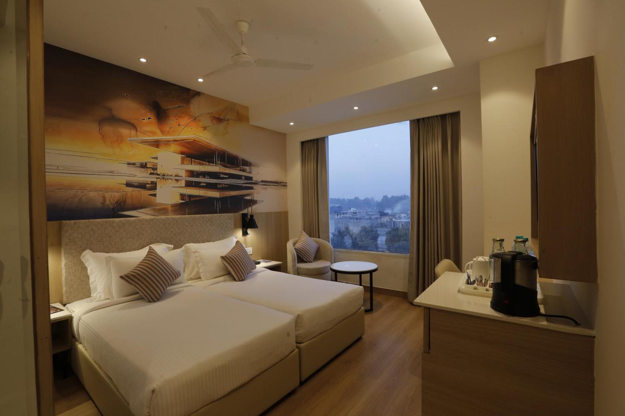 Tulip Inn Zirakpur Exterior foto
