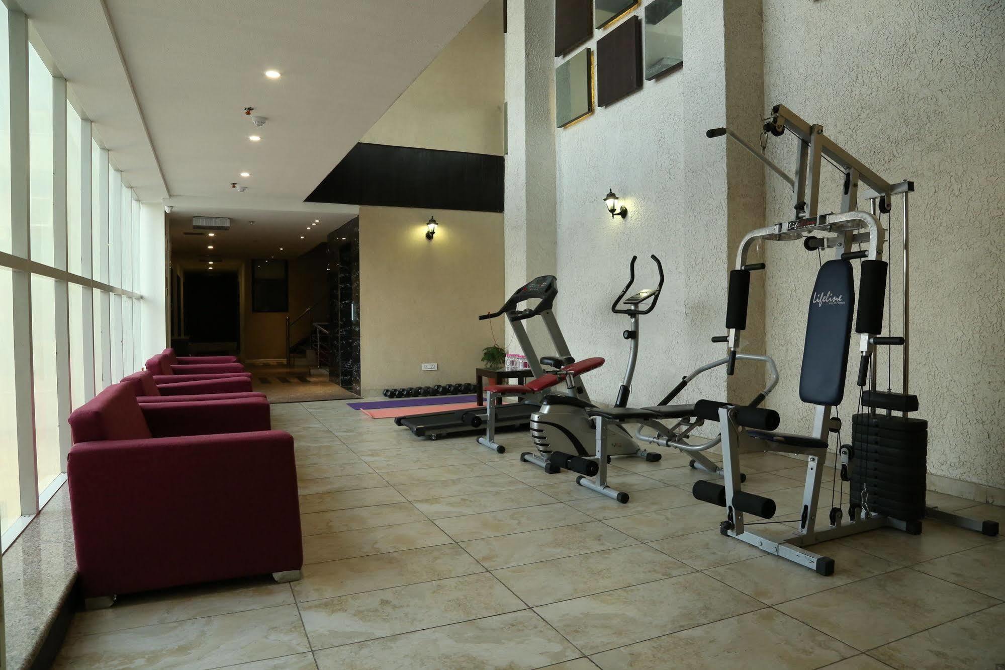 Tulip Inn Zirakpur Exterior foto